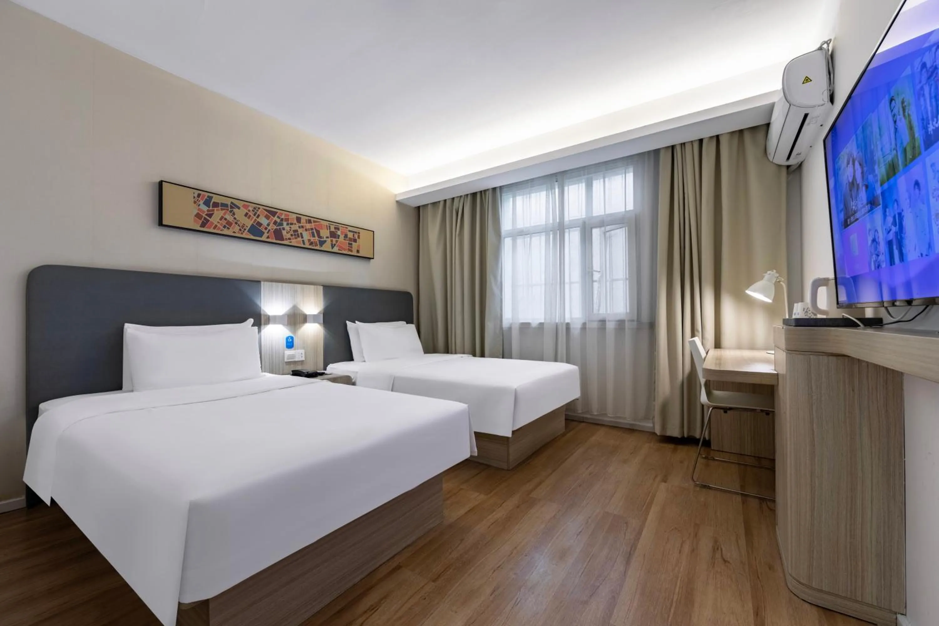 Photo of the whole room, Bed in Hanting Hotel Shanghai Xujiahui Center (formerly Xujiahui Nandan East Road Branch)