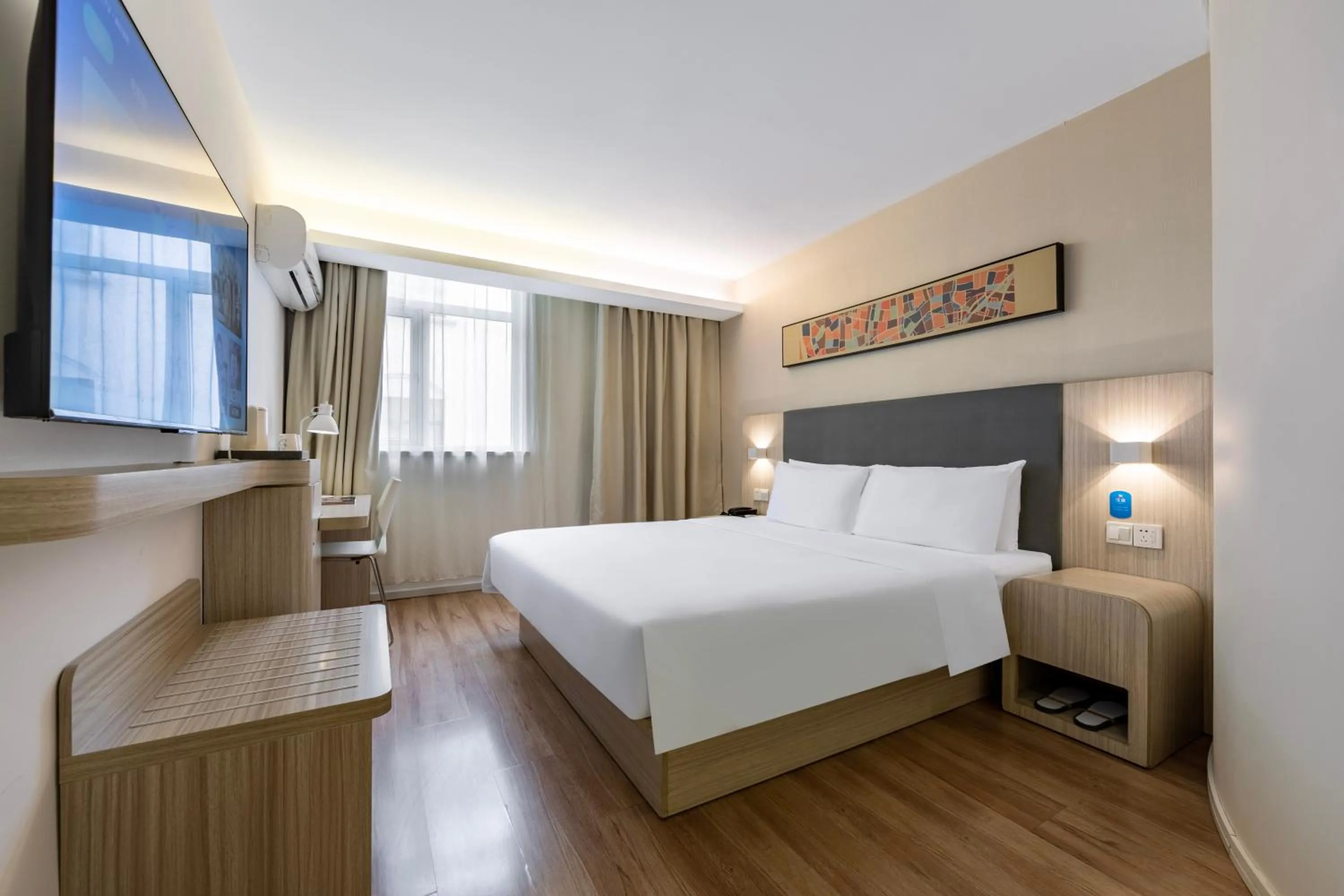 Photo of the whole room, Bed in Hanting Hotel Shanghai Xujiahui Center (formerly Xujiahui Nandan East Road Branch)