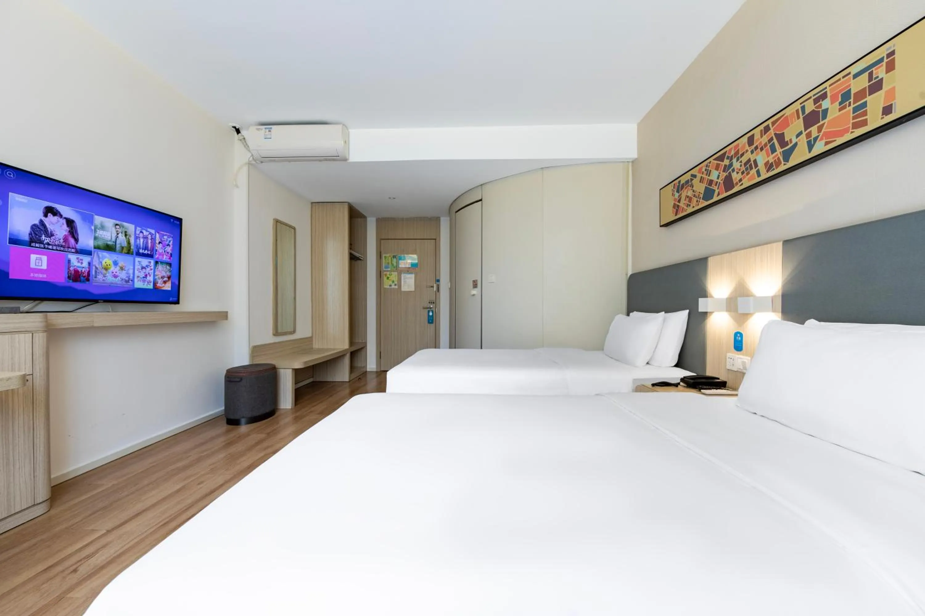 Photo of the whole room, Bed in Hanting Hotel Shanghai Xujiahui Center (formerly Xujiahui Nandan East Road Branch)
