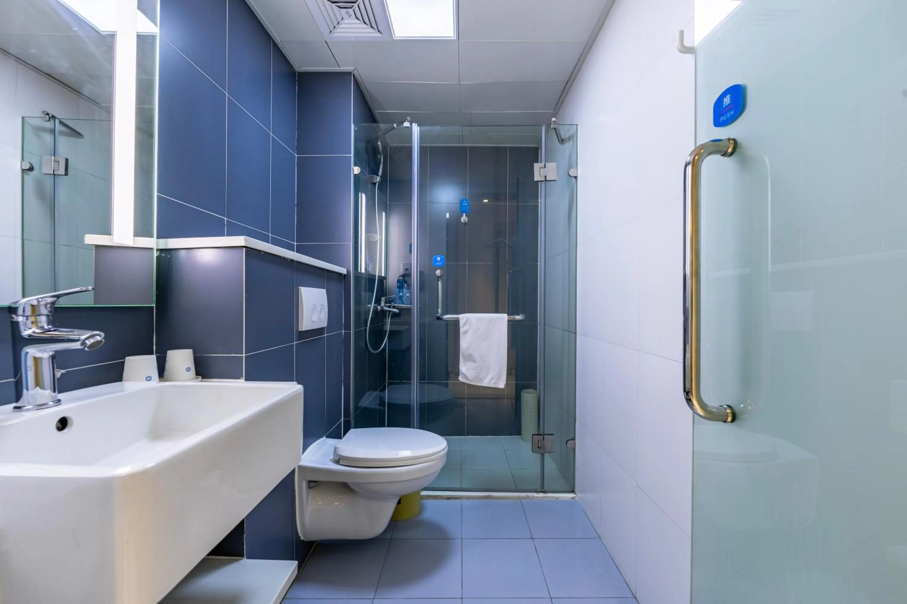 Bathroom in Hanting Hotel Shanghai Xujiahui Center (formerly Xujiahui Nandan East Road Branch)