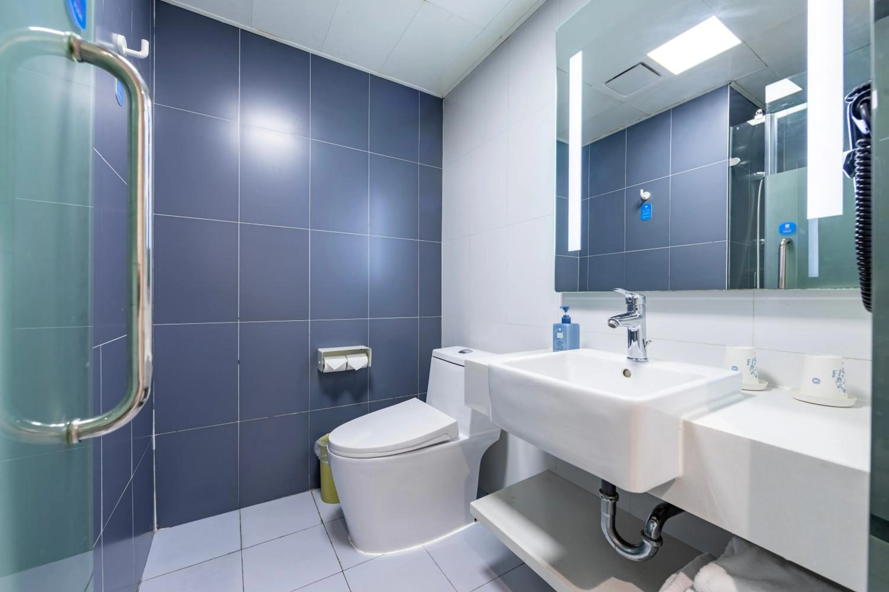 Shower in Hanting Hotel Shanghai Xujiahui Center (formerly Xujiahui Nandan East Road Branch)