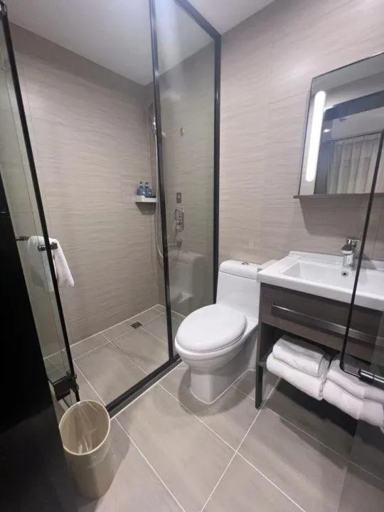 Toilet in Hanting Hotel Shanghai Jing'an Temple Xikang Road