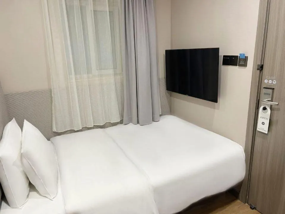 Photo of the whole room, Bed in Hanting Hotel Shanghai Jing'an Temple Xikang Road