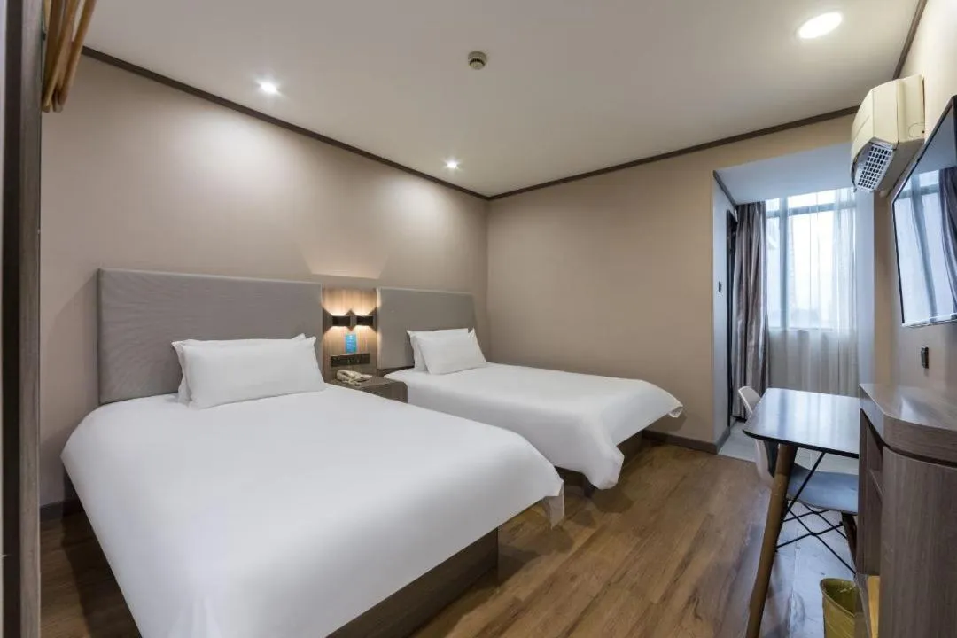 Photo of the whole room, Bed in Hanting Hotel Shanghai Jing'an Temple Xikang Road