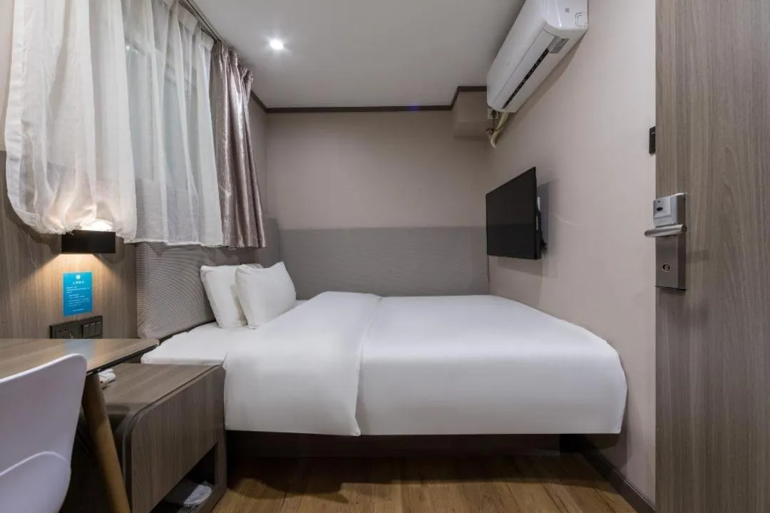 Photo of the whole room, Bed in Hanting Hotel Shanghai Jing'an Temple Xikang Road