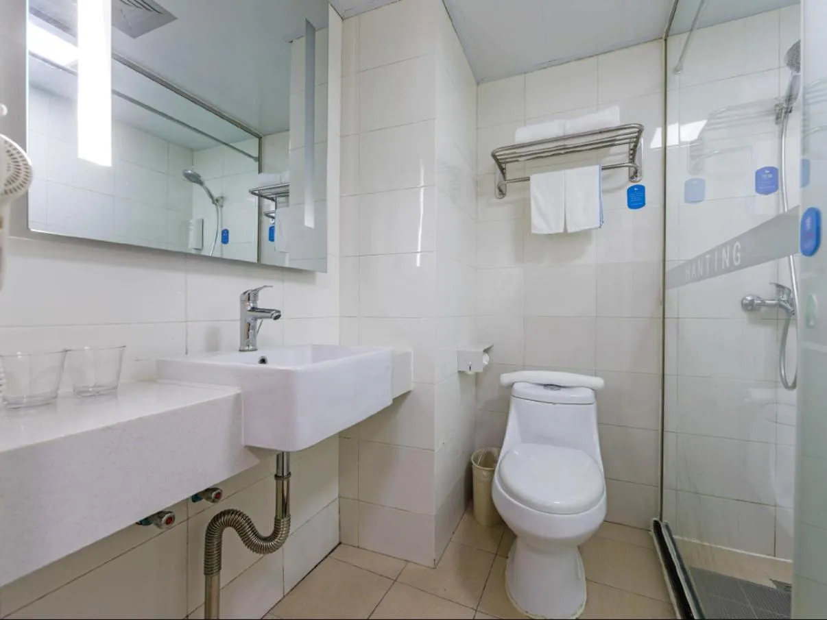 Toilet in Hanting Hotel Shanghai Railway Station