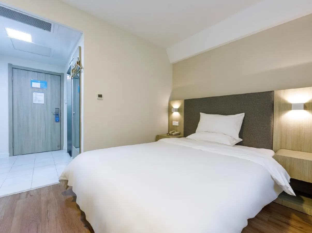 Photo of the whole room, Bed in Hanting Hotel Shanghai Railway Station