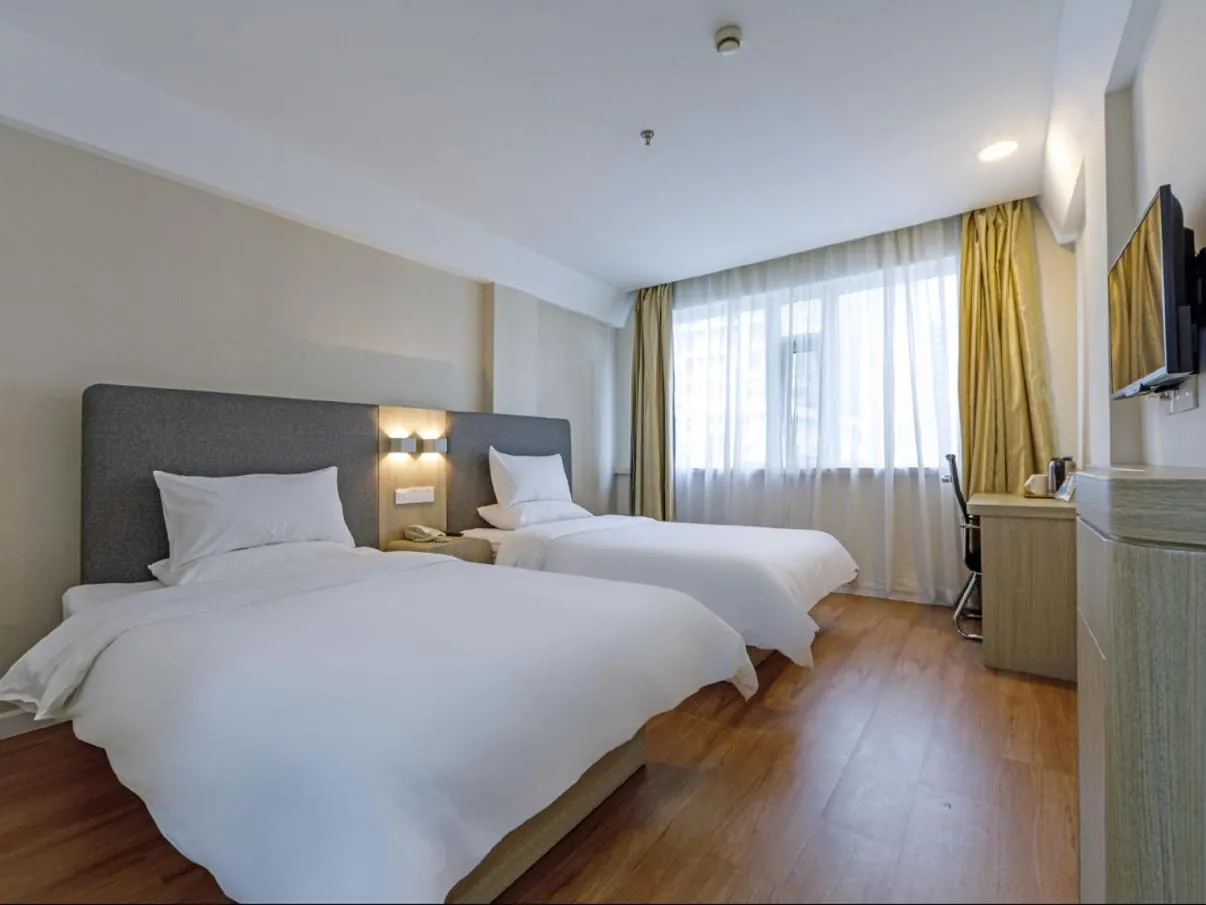 Photo of the whole room, Bed in Hanting Hotel Shanghai Railway Station