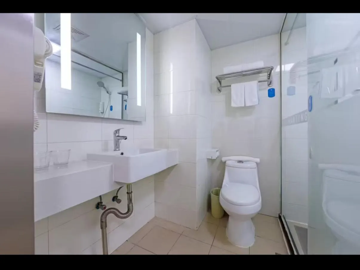 Toilet in Hanting Hotel Shanghai Railway Station