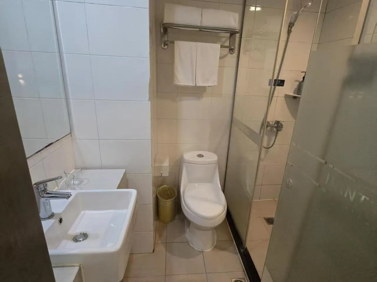 Toilet in Hanting Hotel Shanghai Railway Station