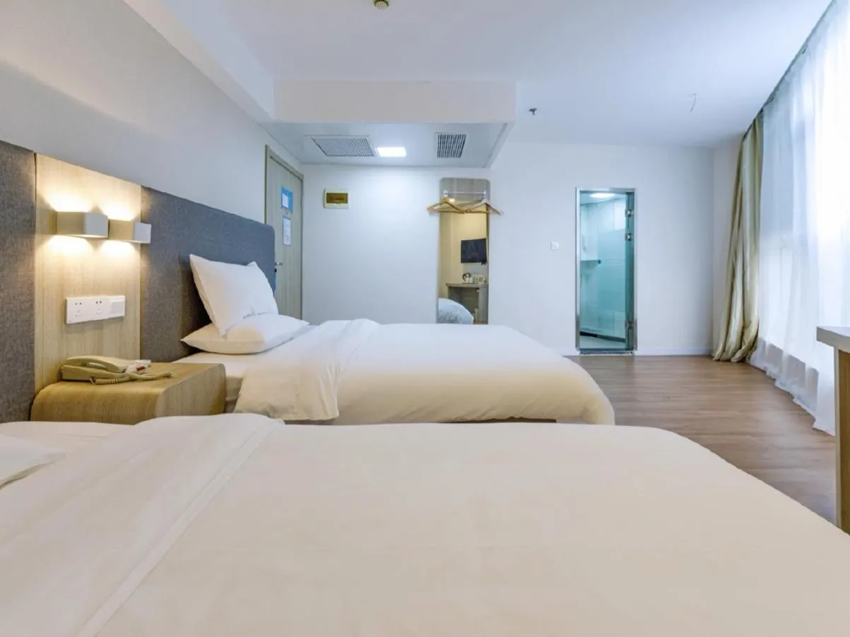 Photo of the whole room, Bed in Hanting Hotel Shanghai Railway Station