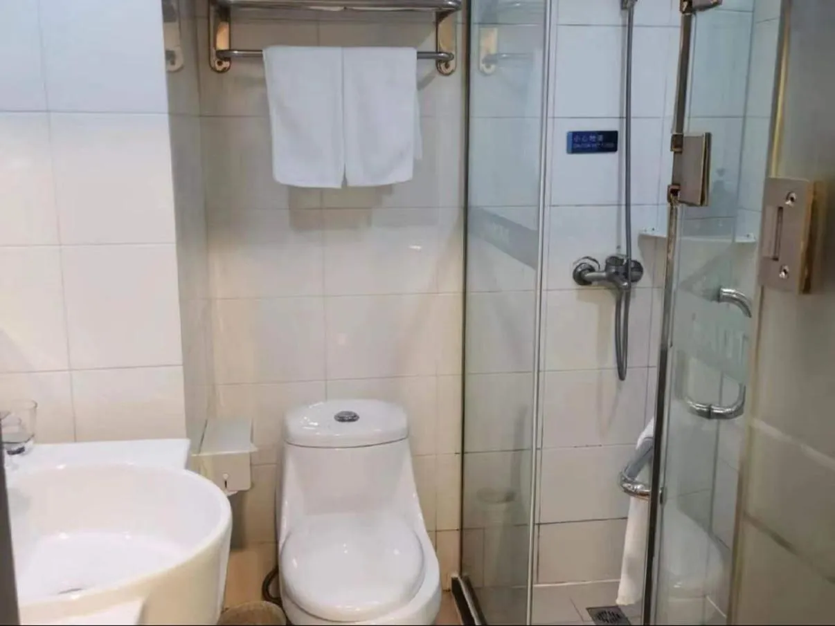 Toilet in Hanting Hotel Shanghai Railway Station