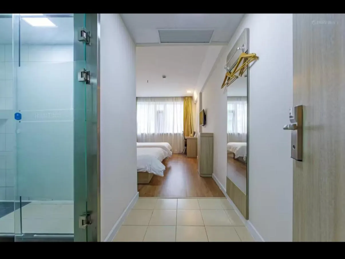 Photo of the whole room, Bed in Hanting Hotel Shanghai Railway Station