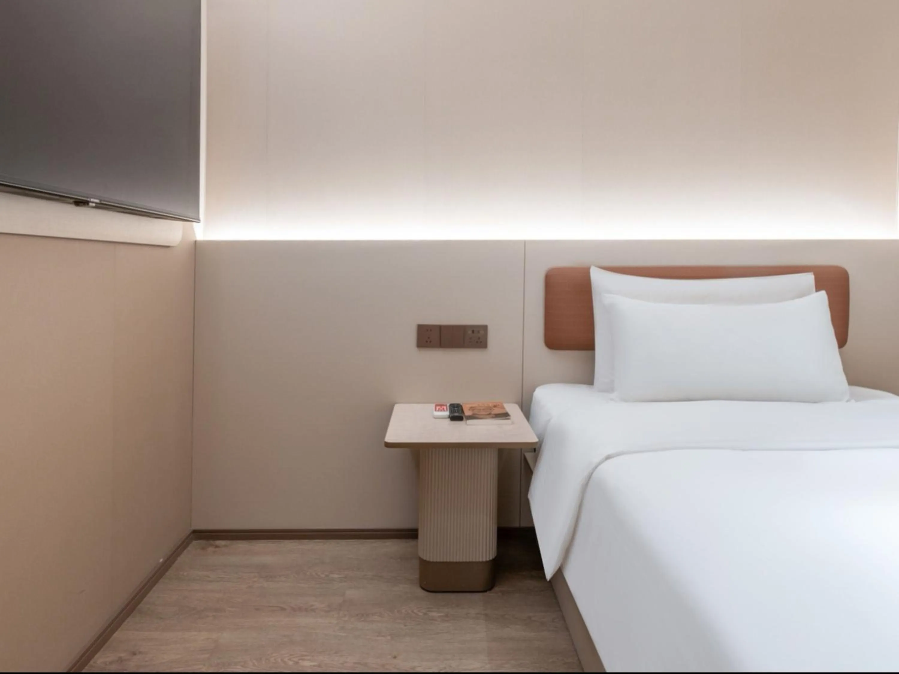 Property building, Bed in Hanting Hotel Shanghai Meilong Wanhui International Plaza