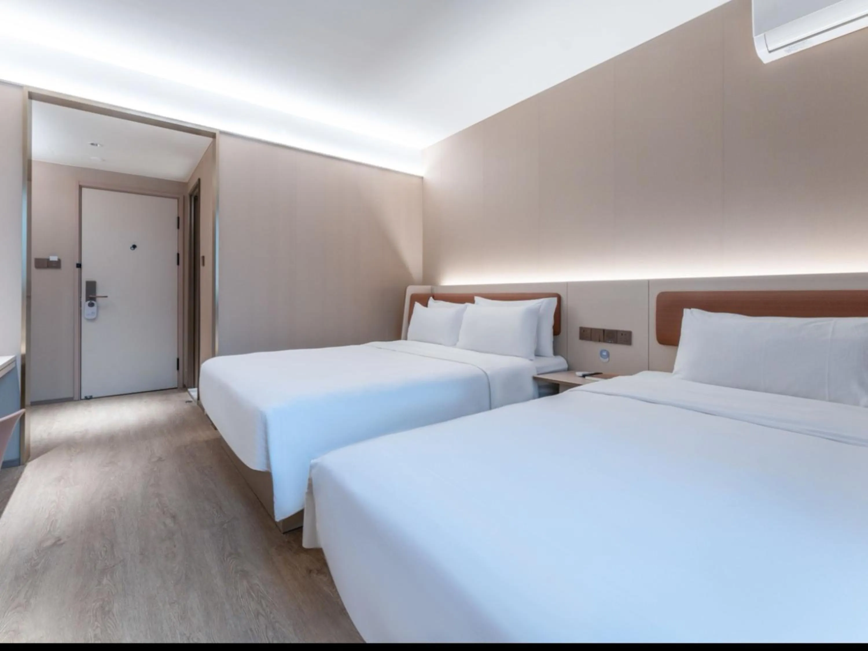Property building, Bed in Hanting Hotel Shanghai Meilong Wanhui International Plaza