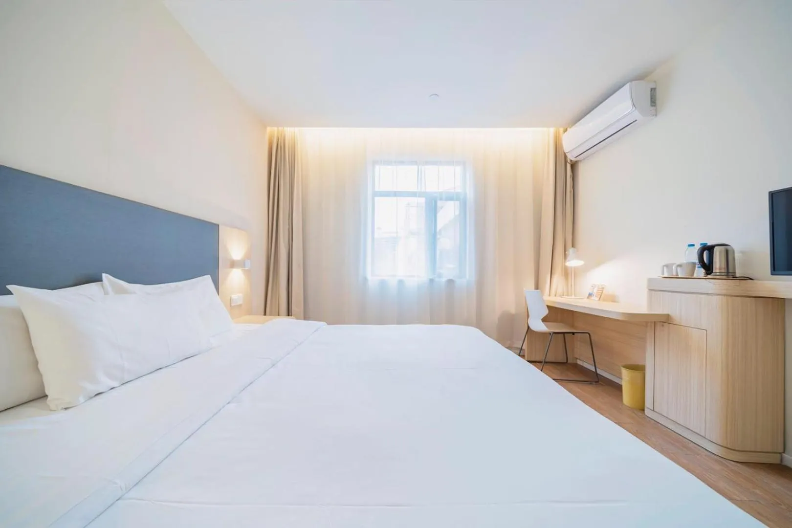 Bed in Hanting Hotel Shanghai Wujing East China Normal University