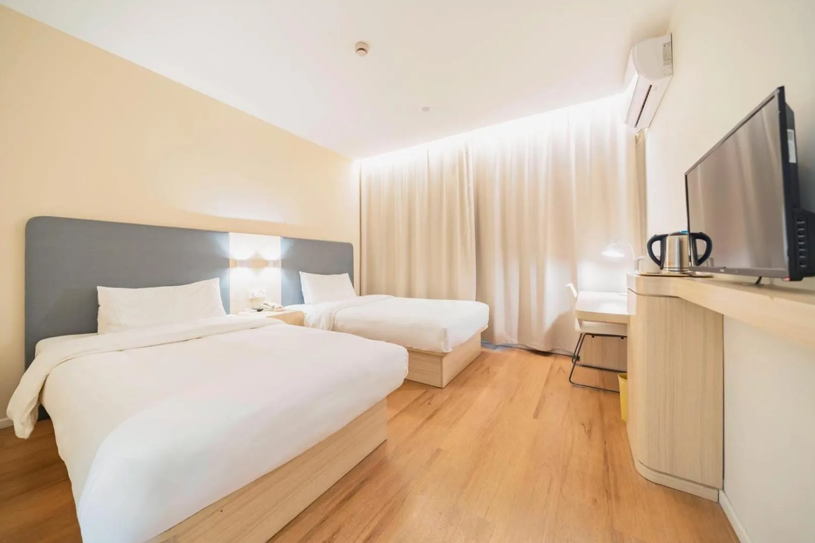 Bed in Hanting Hotel Shanghai Wujing East China Normal University