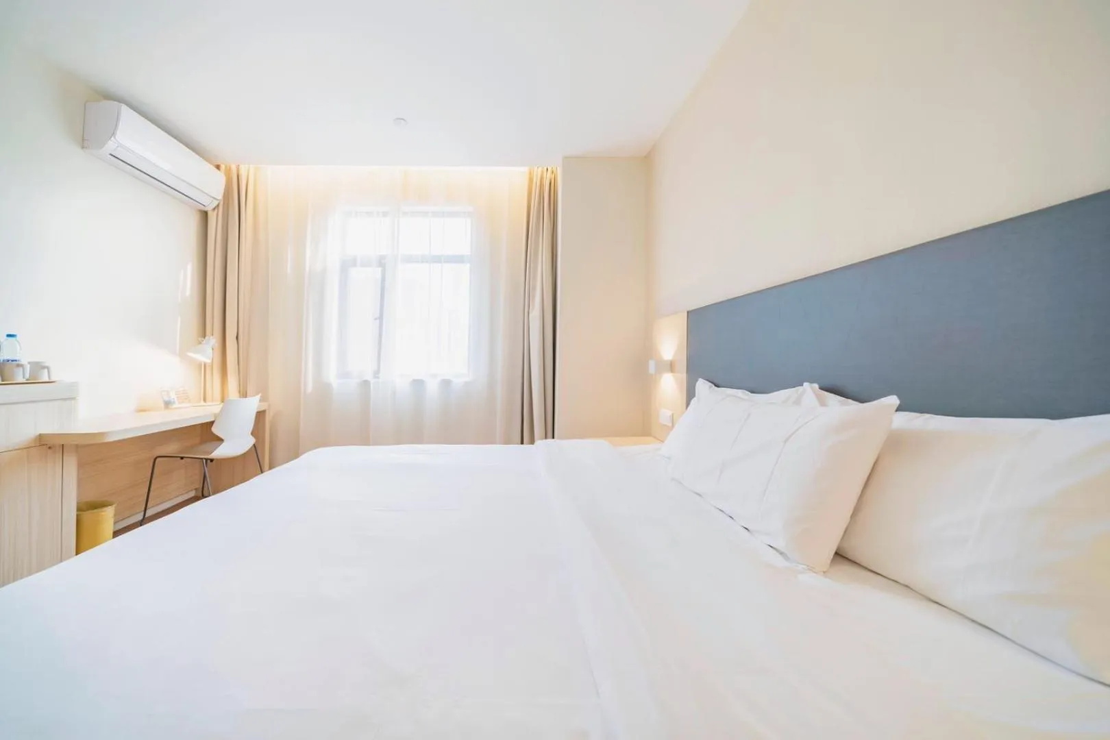 Bed in Hanting Hotel Shanghai Wujing East China Normal University