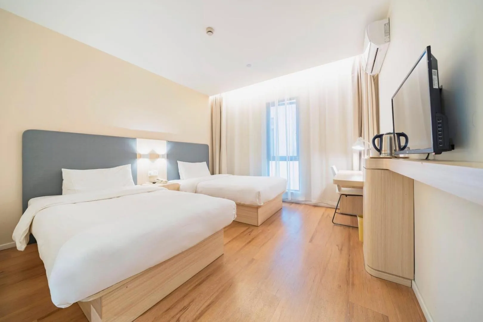 Bed in Hanting Hotel Shanghai Wujing East China Normal University