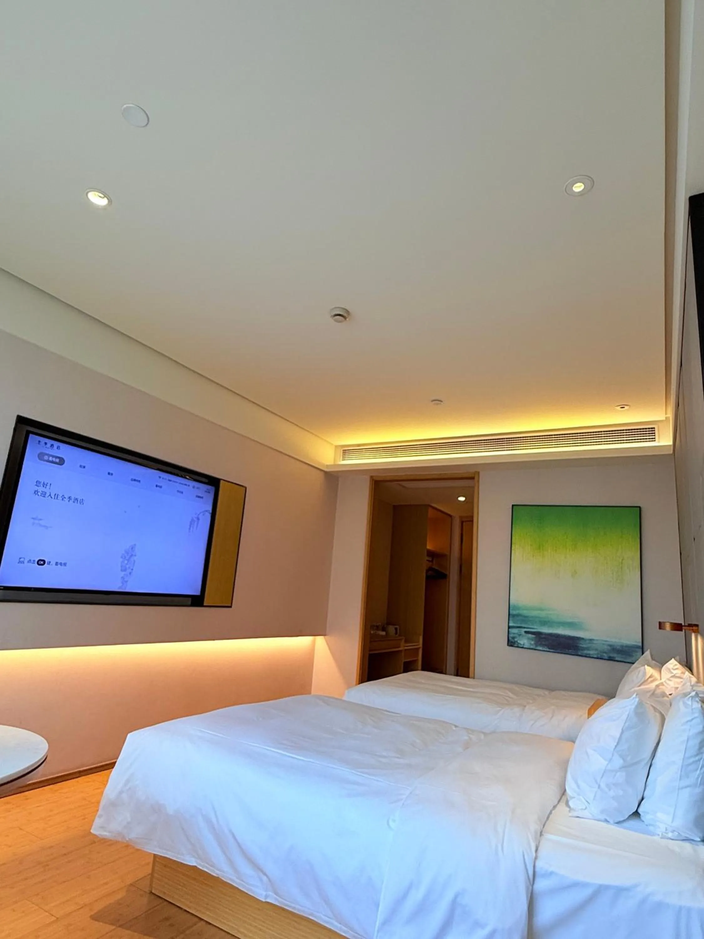 Photo of the whole room, Bed in JI Hotel Shanghai Wujiaochang Huangxing Road