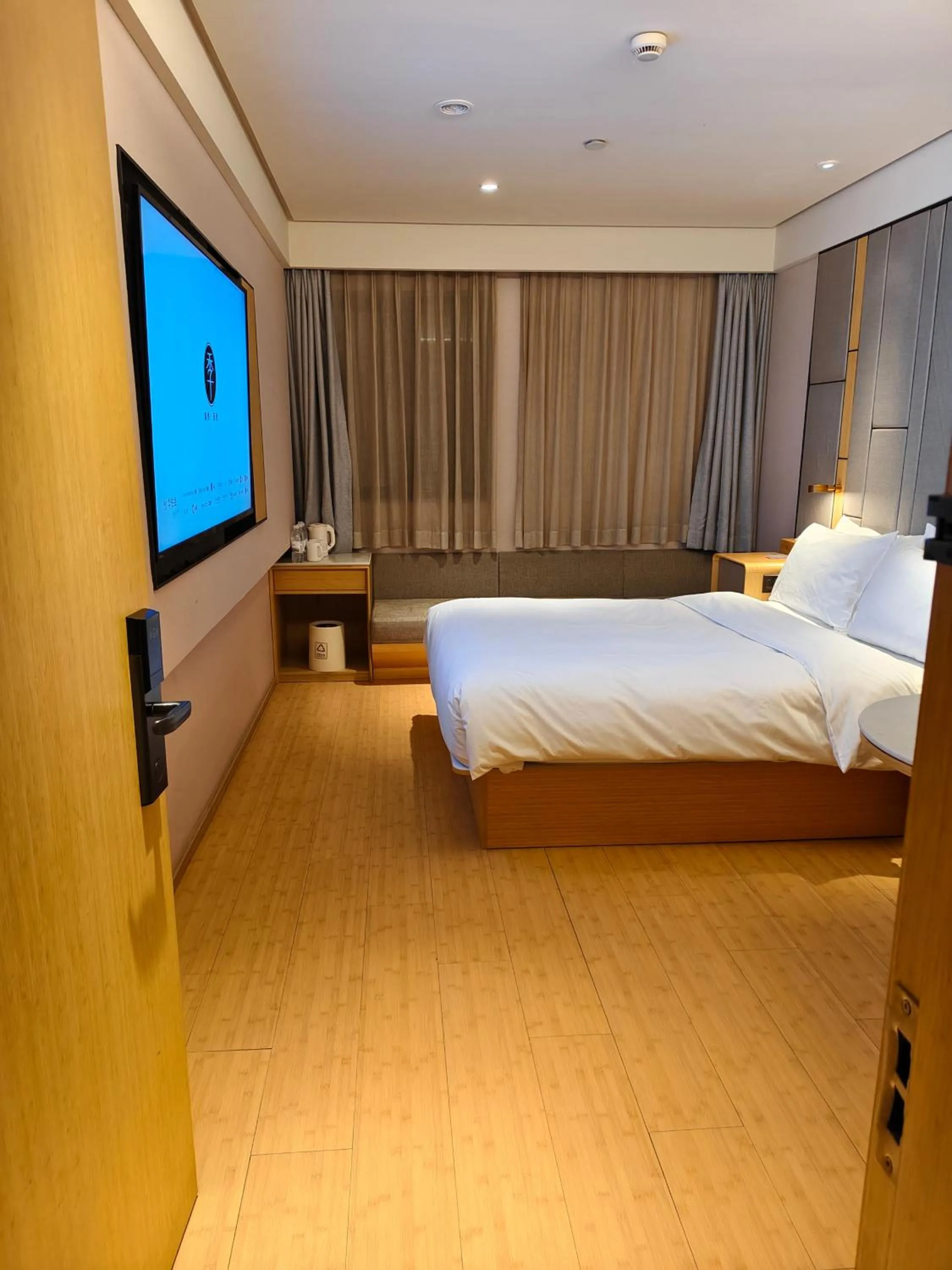 Photo of the whole room, Bed in JI Hotel Shanghai Wujiaochang Huangxing Road