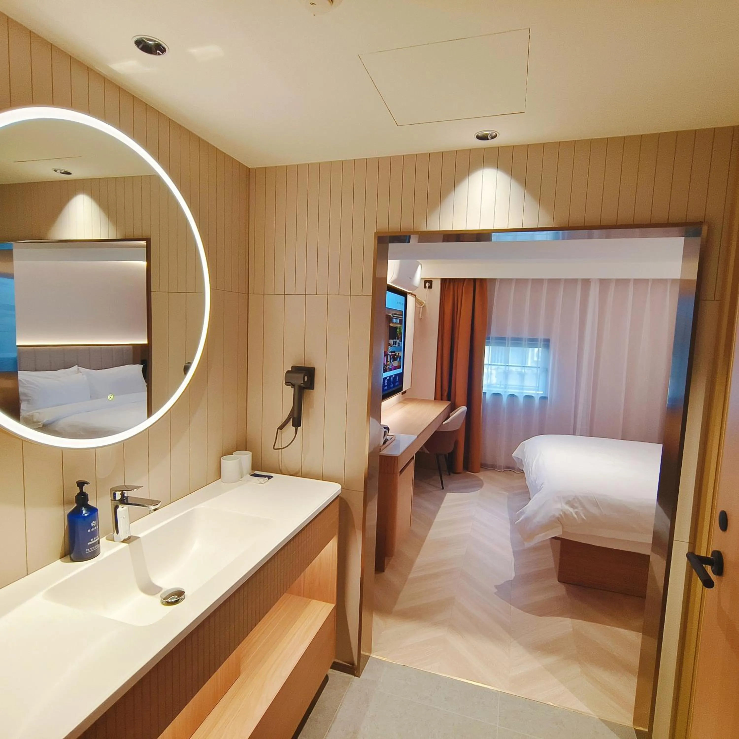 Photo of the whole room in Starway Hotel Shanghai Wujiaochang Changhai Hospital