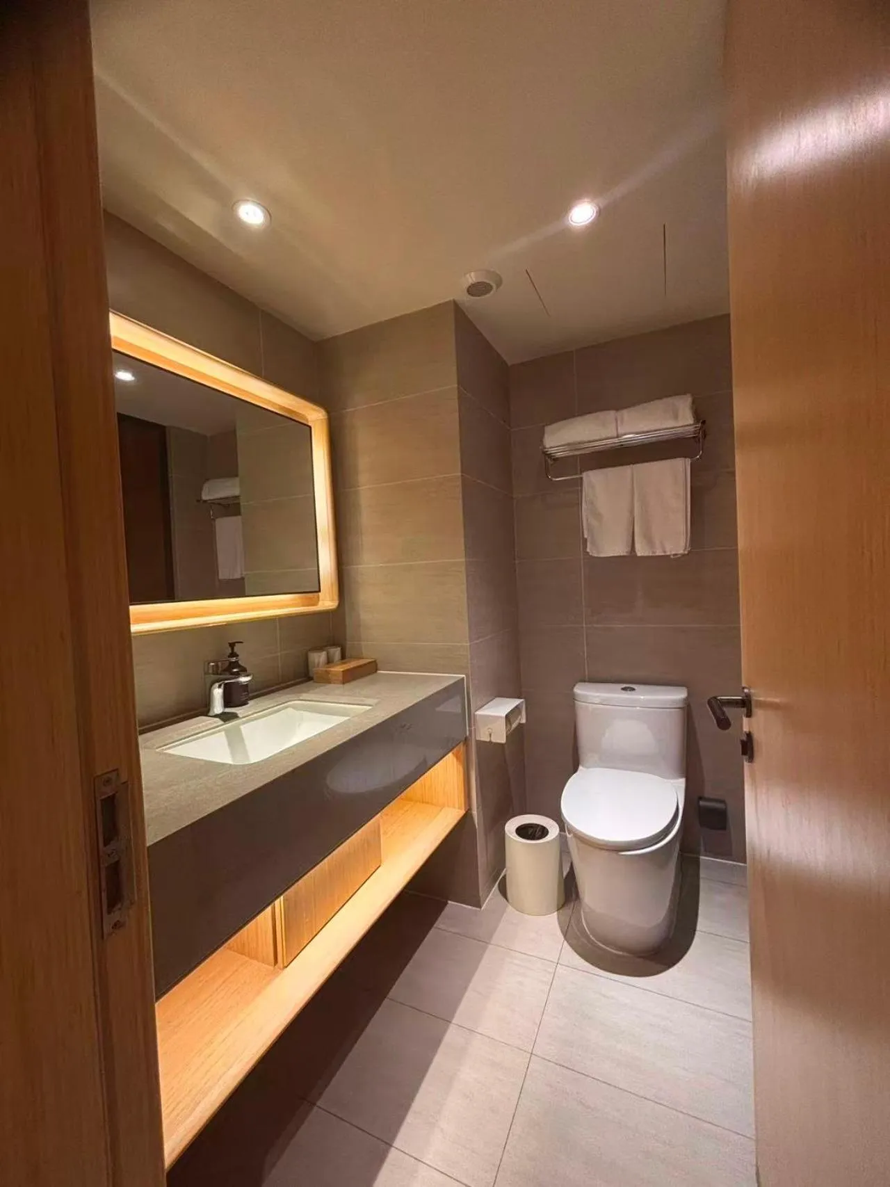 Toilet in JI Hotel Shanghai Hongqiao Airport Qixin Road