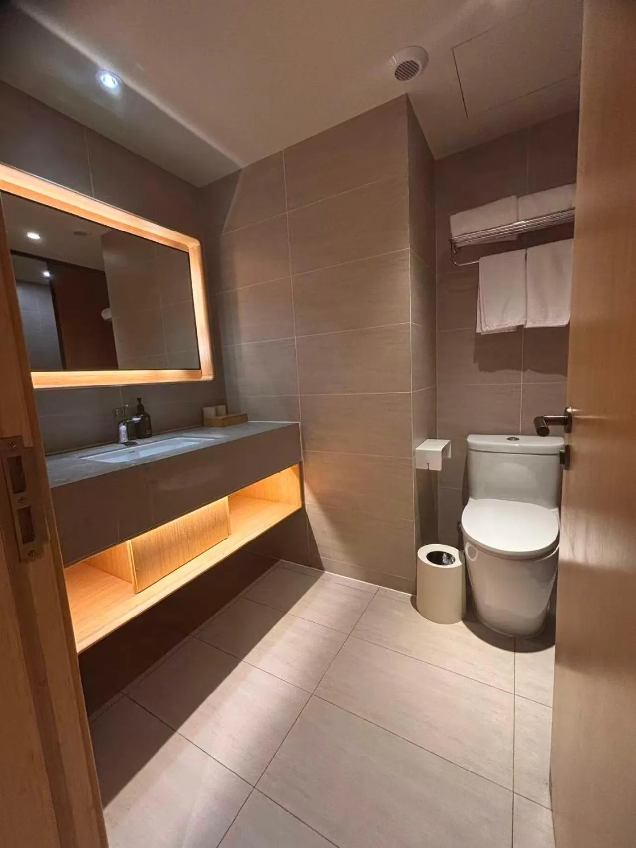 Toilet in JI Hotel Shanghai Hongqiao Airport Qixin Road