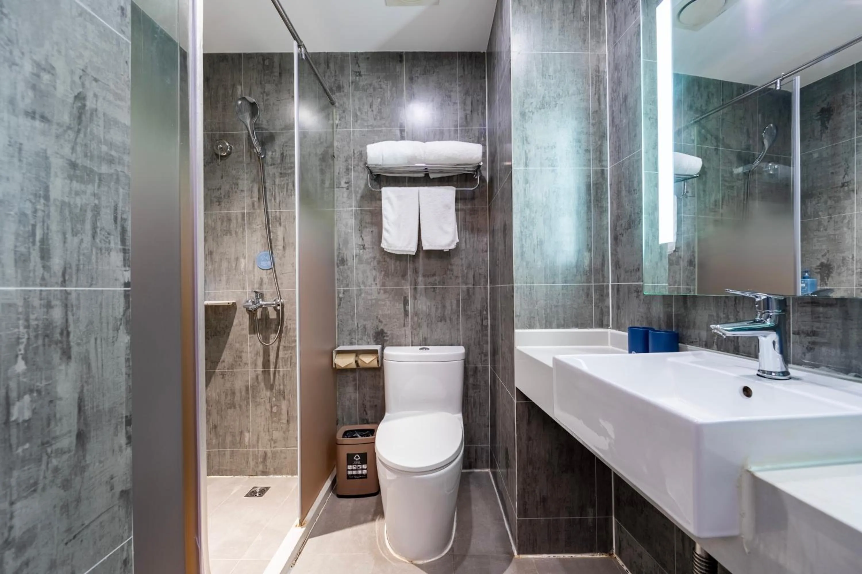 Toilet in Hanting Hotel Shanghai Hongqiao Hub Qibao Center