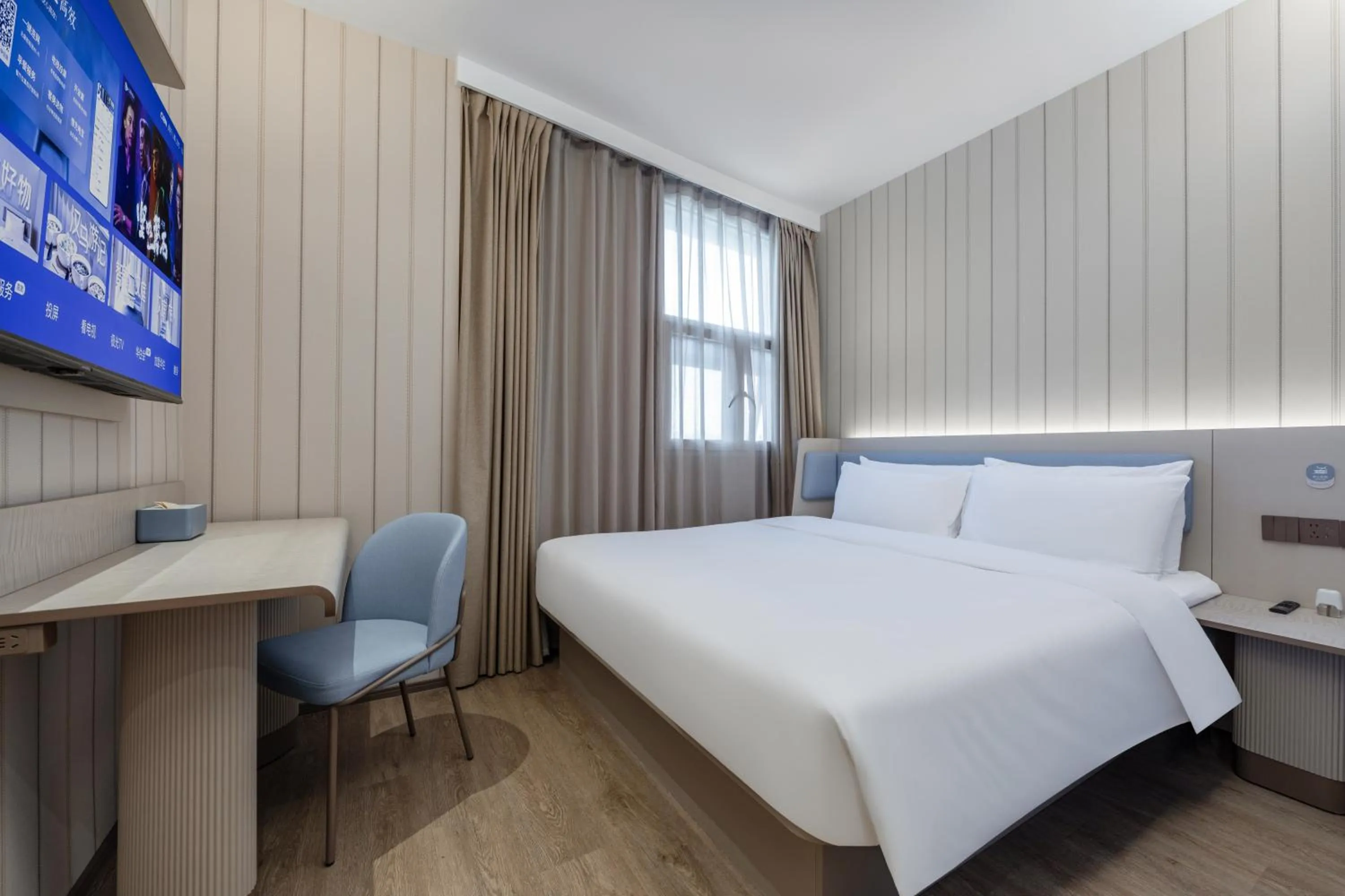 Photo of the whole room, Bed in Hanting Hotel Shanghai Hongqiao Hub Qibao Center
