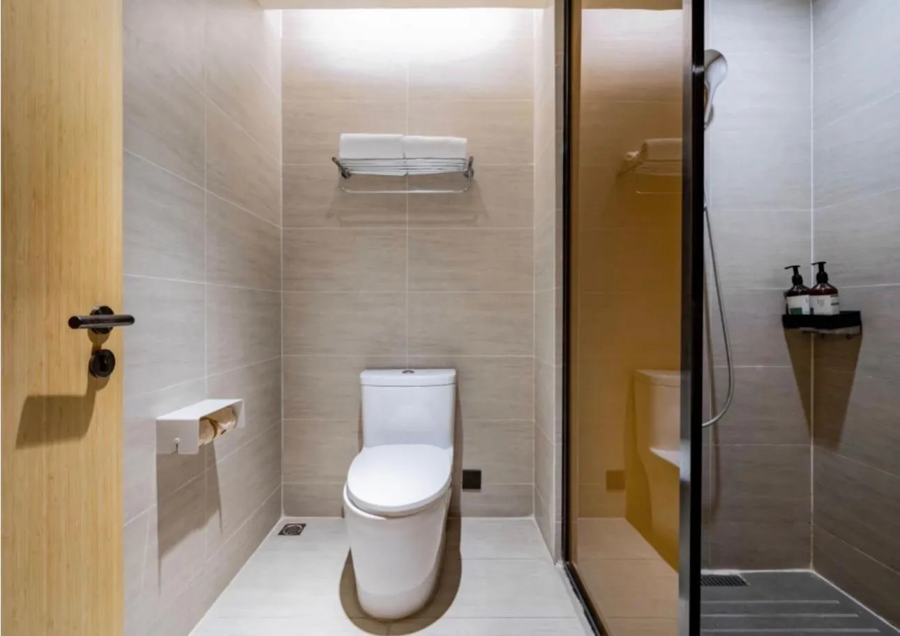 Bathroom in JI Hotel Shanghai Hongmei South Road Subway Station