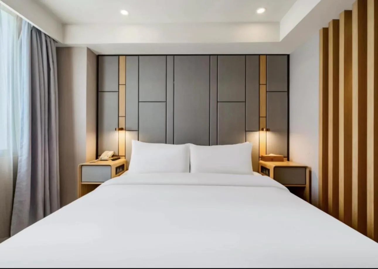 Bed in JI Hotel Shanghai Hongmei South Road Subway Station