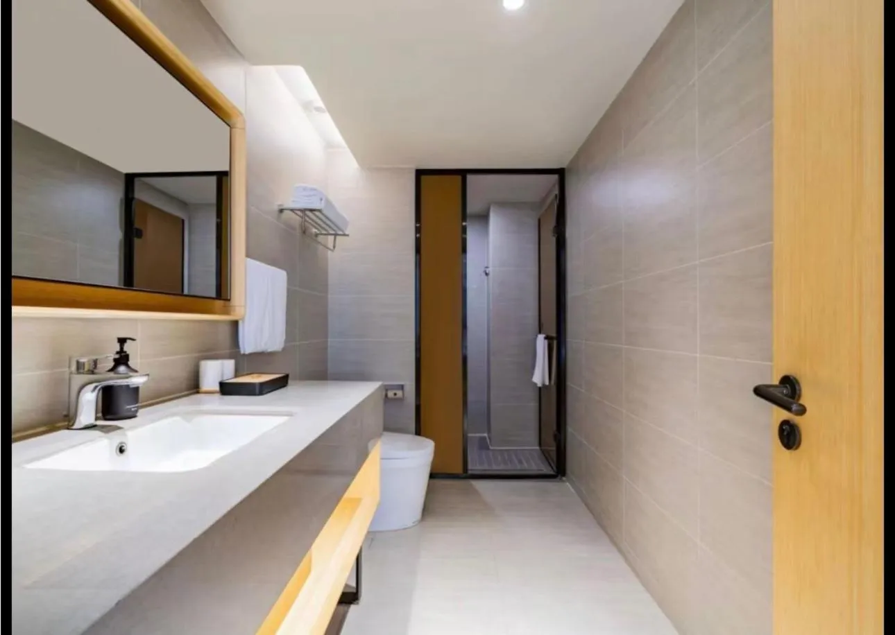 Bathroom in JI Hotel Shanghai Hongmei South Road Subway Station