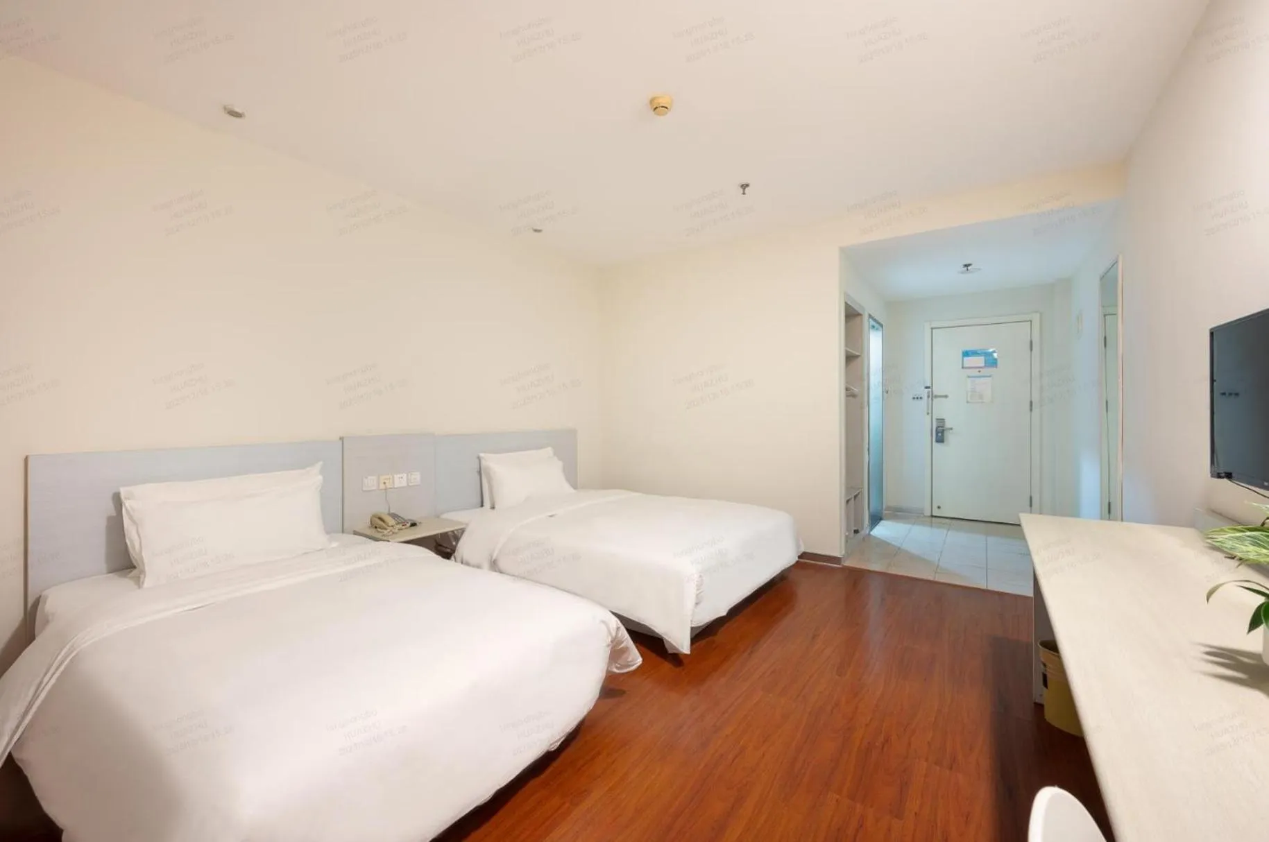 Bed in Hanting Hotel Shanghai Pudong Airport