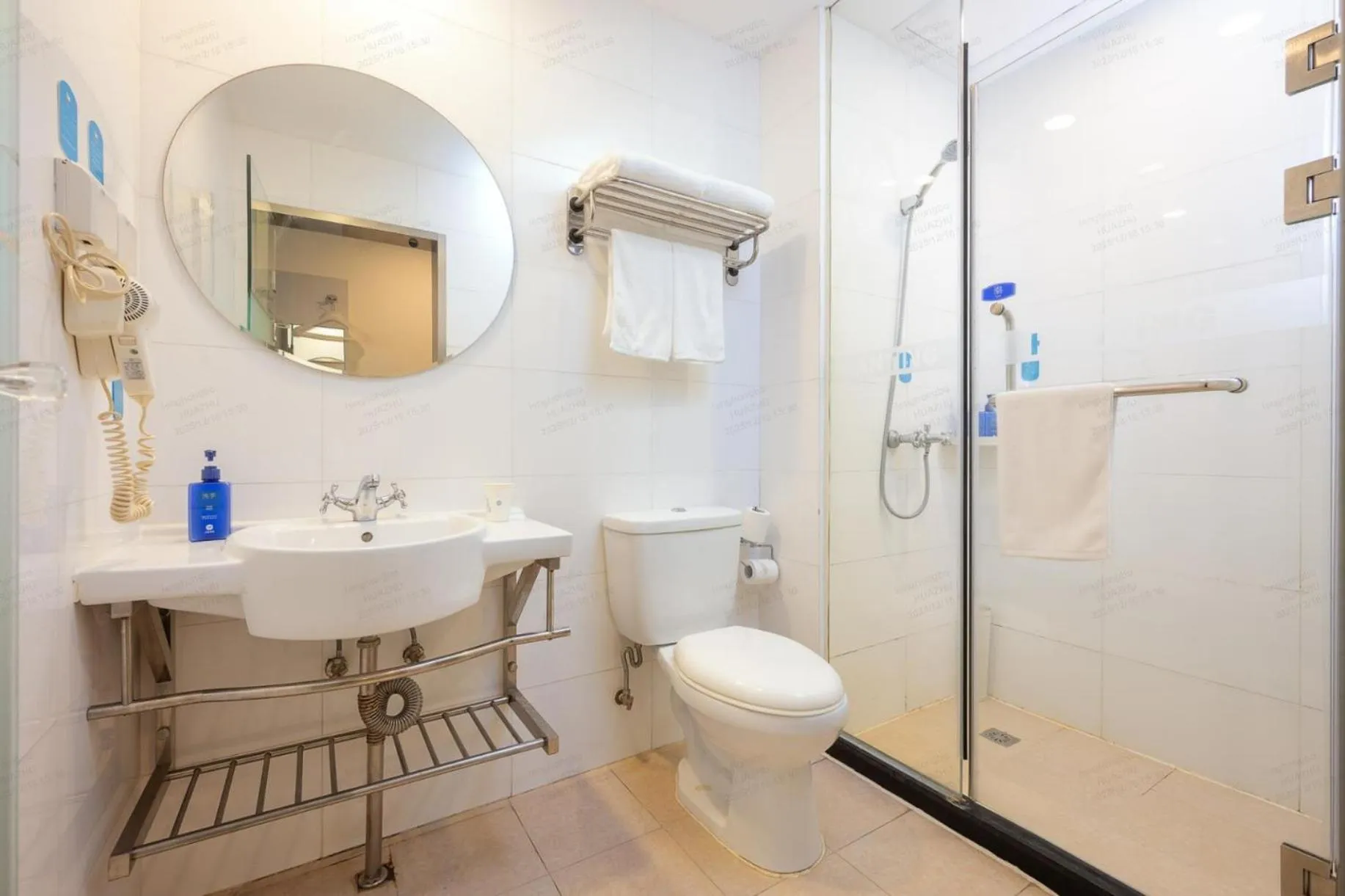 Toilet in Hanting Hotel Shanghai Pudong Airport