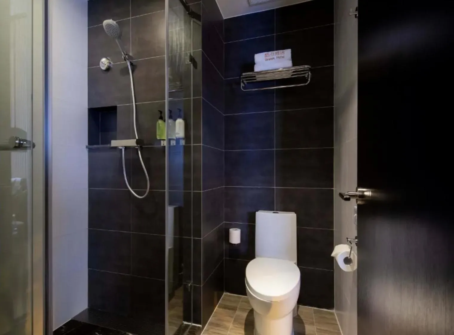 Shower in Orange Hotel Shanghai Chuansha International Tourism Resort