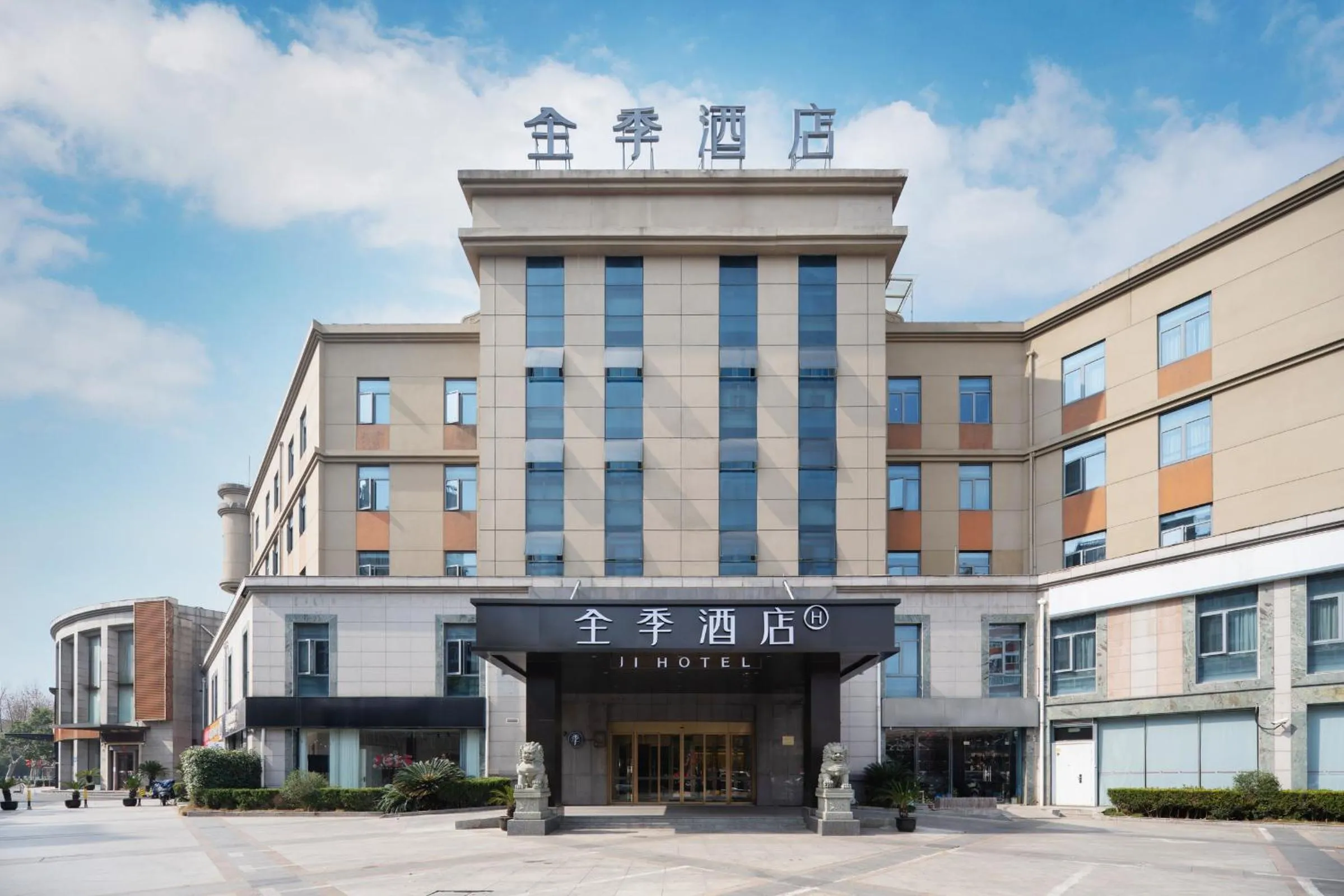 Property building in JI Hotel Shanghai Jiuting Center