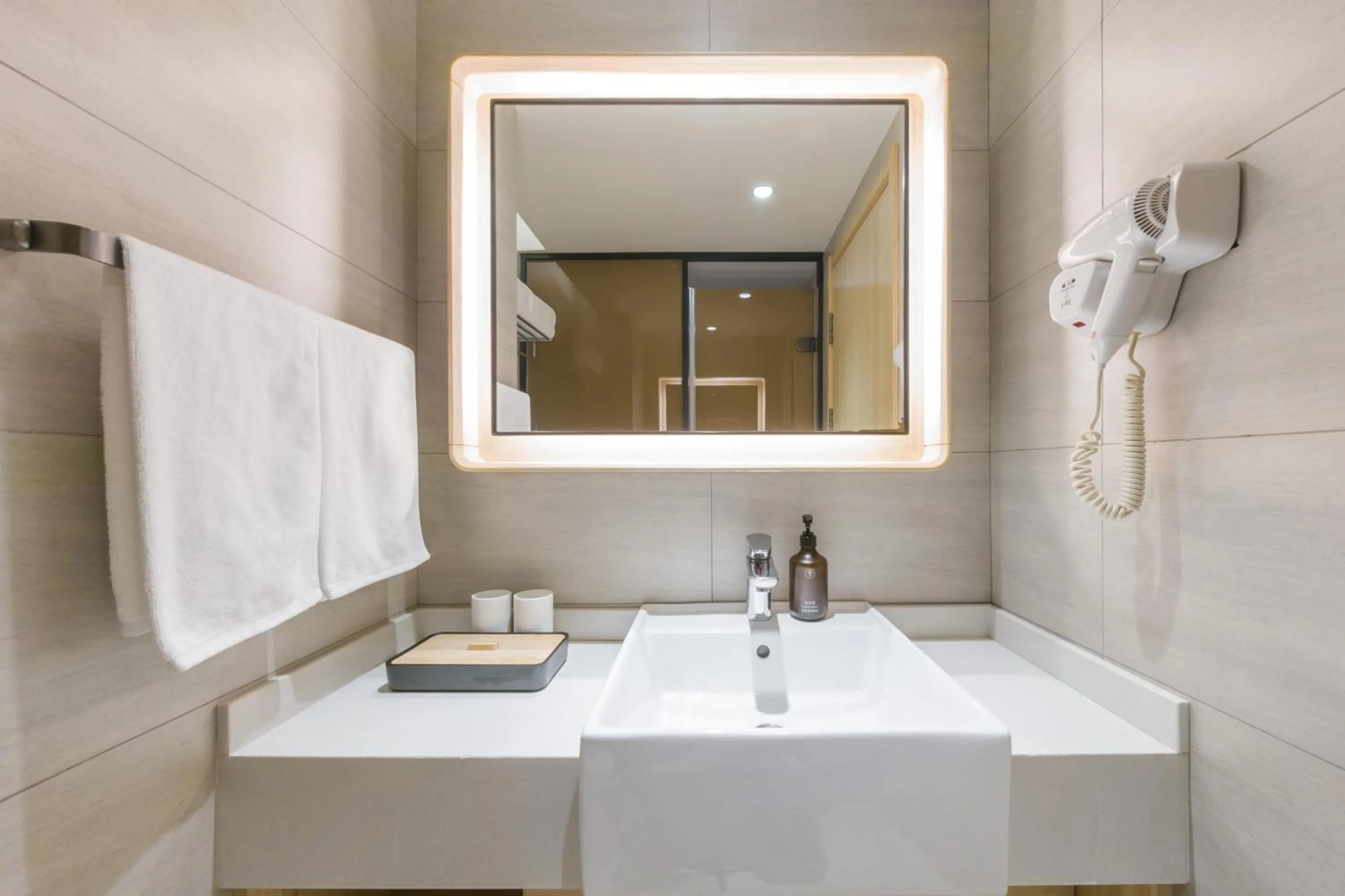 Toilet in JI Hotel Shanghai Baoshan Youyi Road