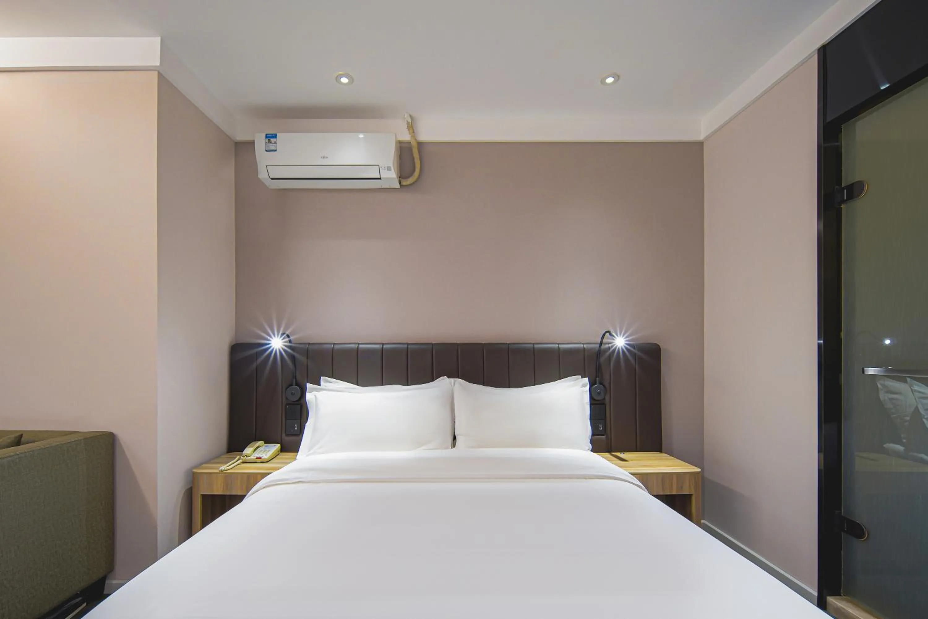 Photo of the whole room, Bed in Hanting Hotel Nanjing Xianhemen Zidong Commercial Street
