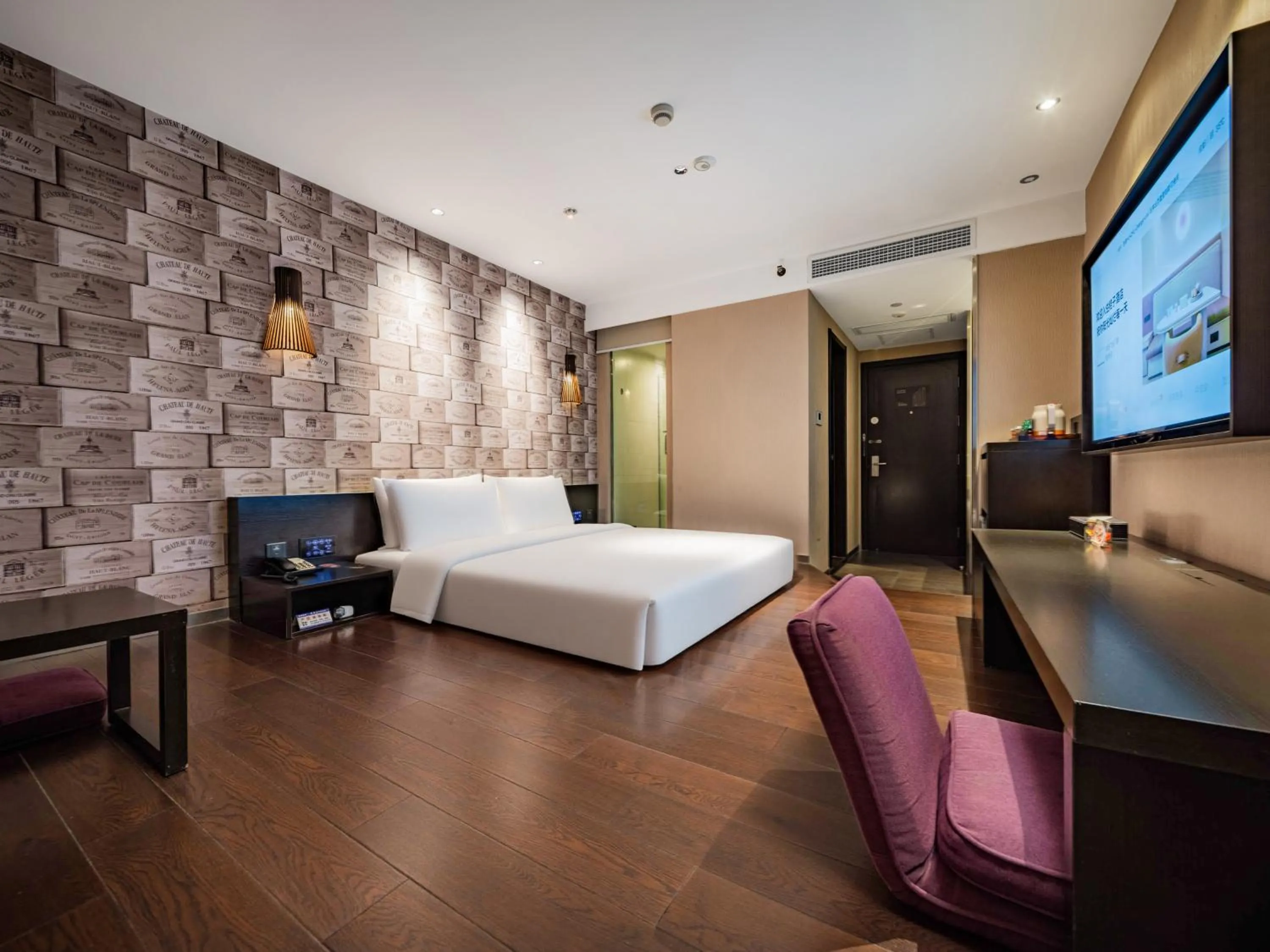 Communal lounge/ TV room, Bed in Orange Hotel Chengdu High-Tech Global Center