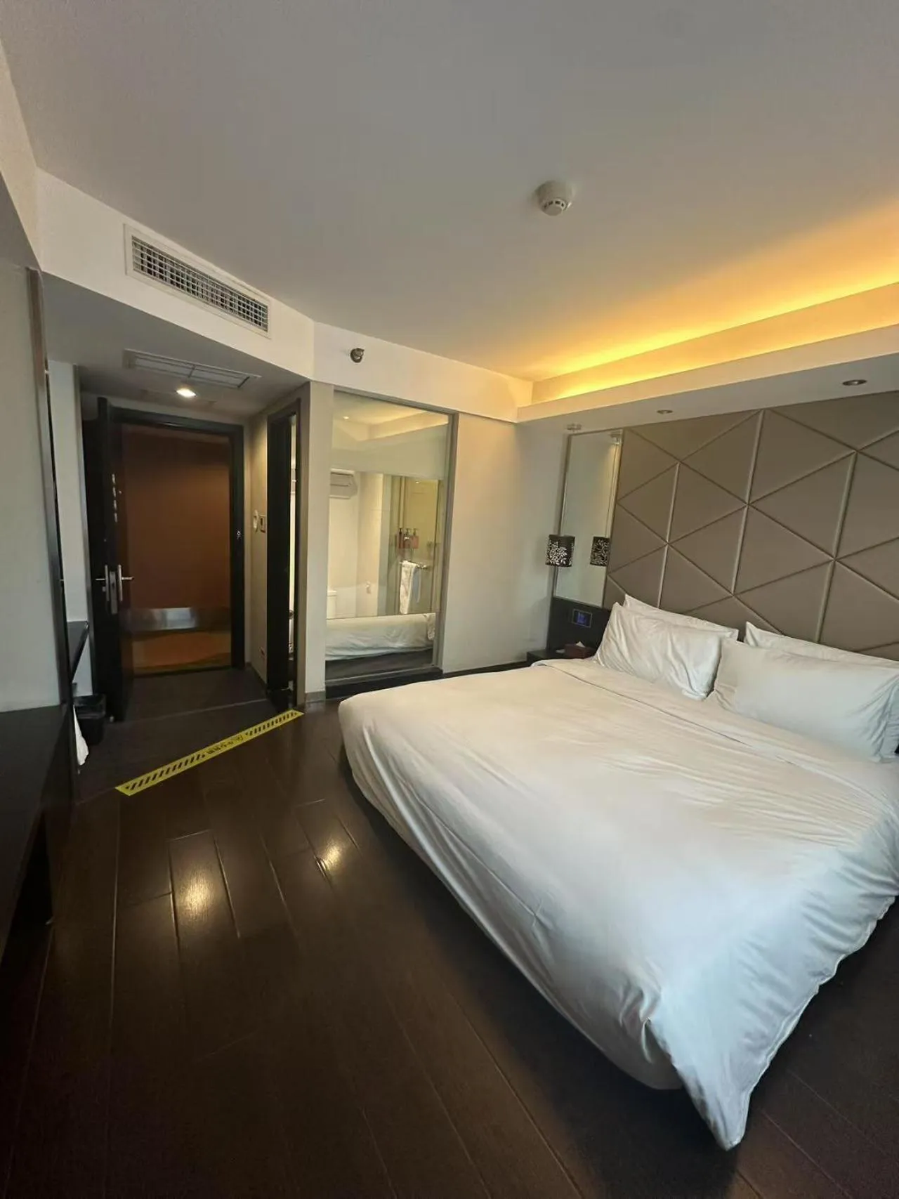 Photo of the whole room, Bed in Orange Hotel Shanghai North Xizang Road Subway Station