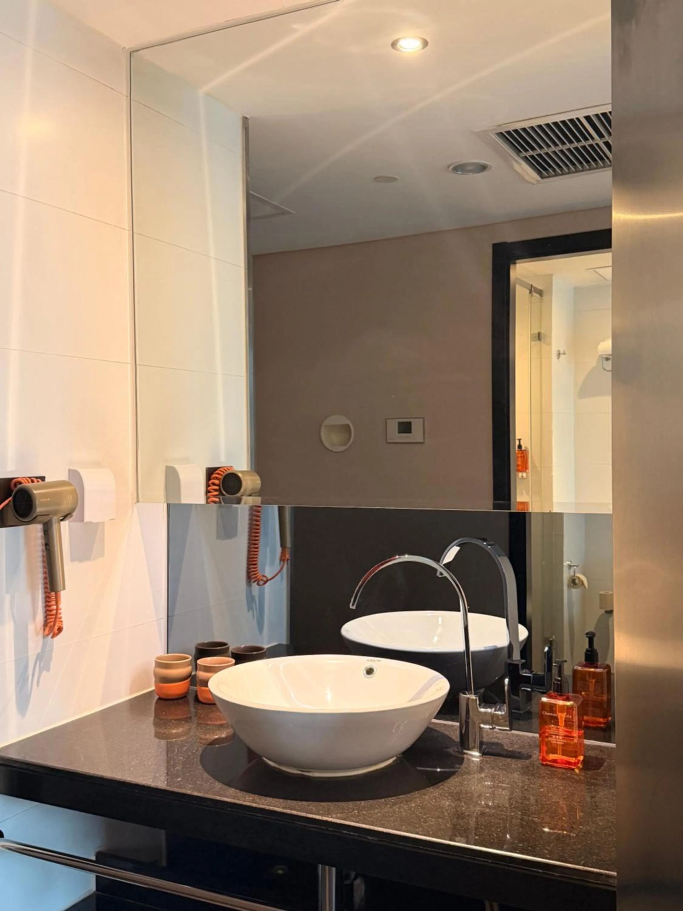 Toilet in Orange Hotel Shanghai North Xizang Road Subway Station