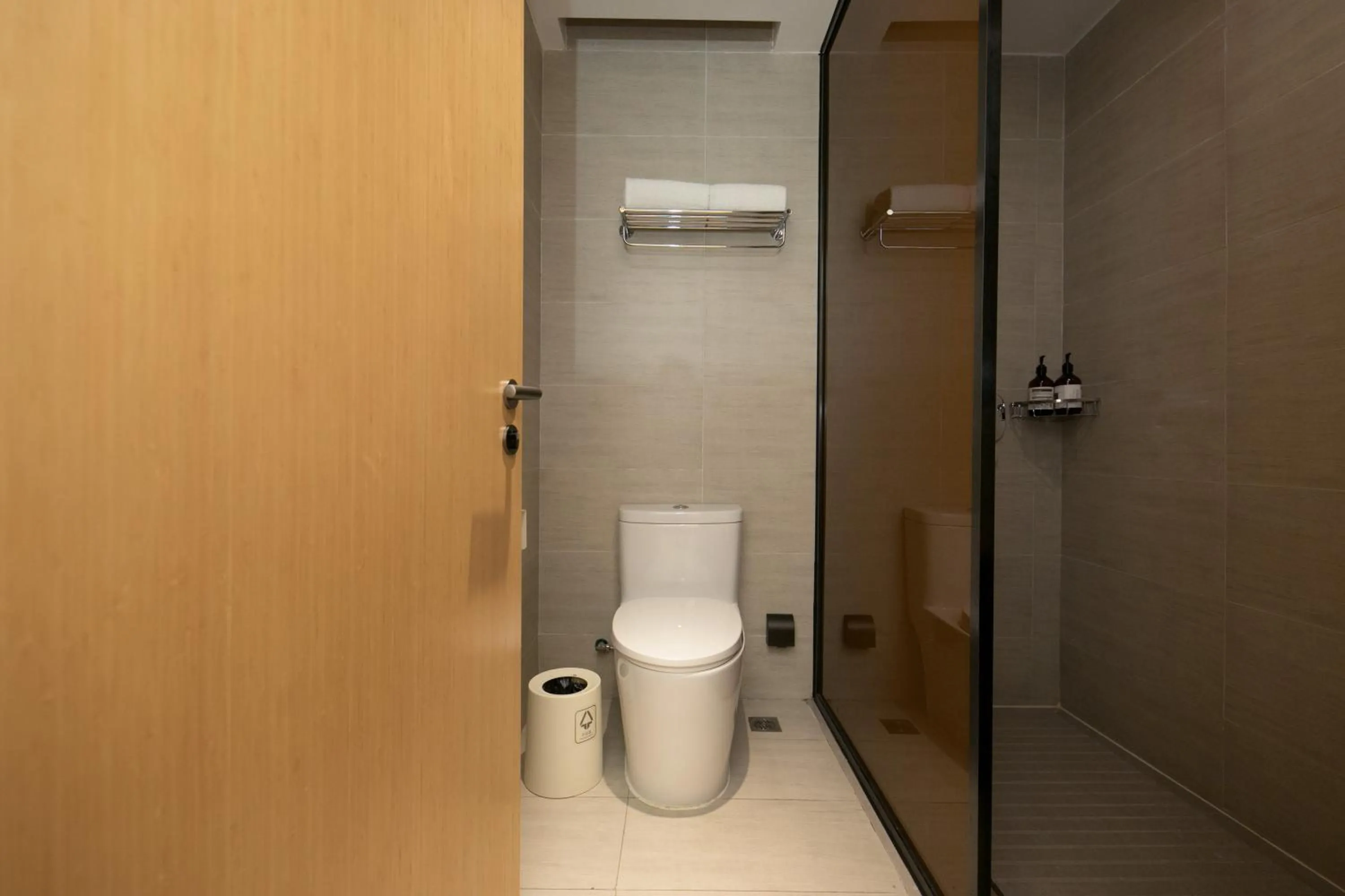 Shower in JI Hotel Shanghai Jing'an Daning Park