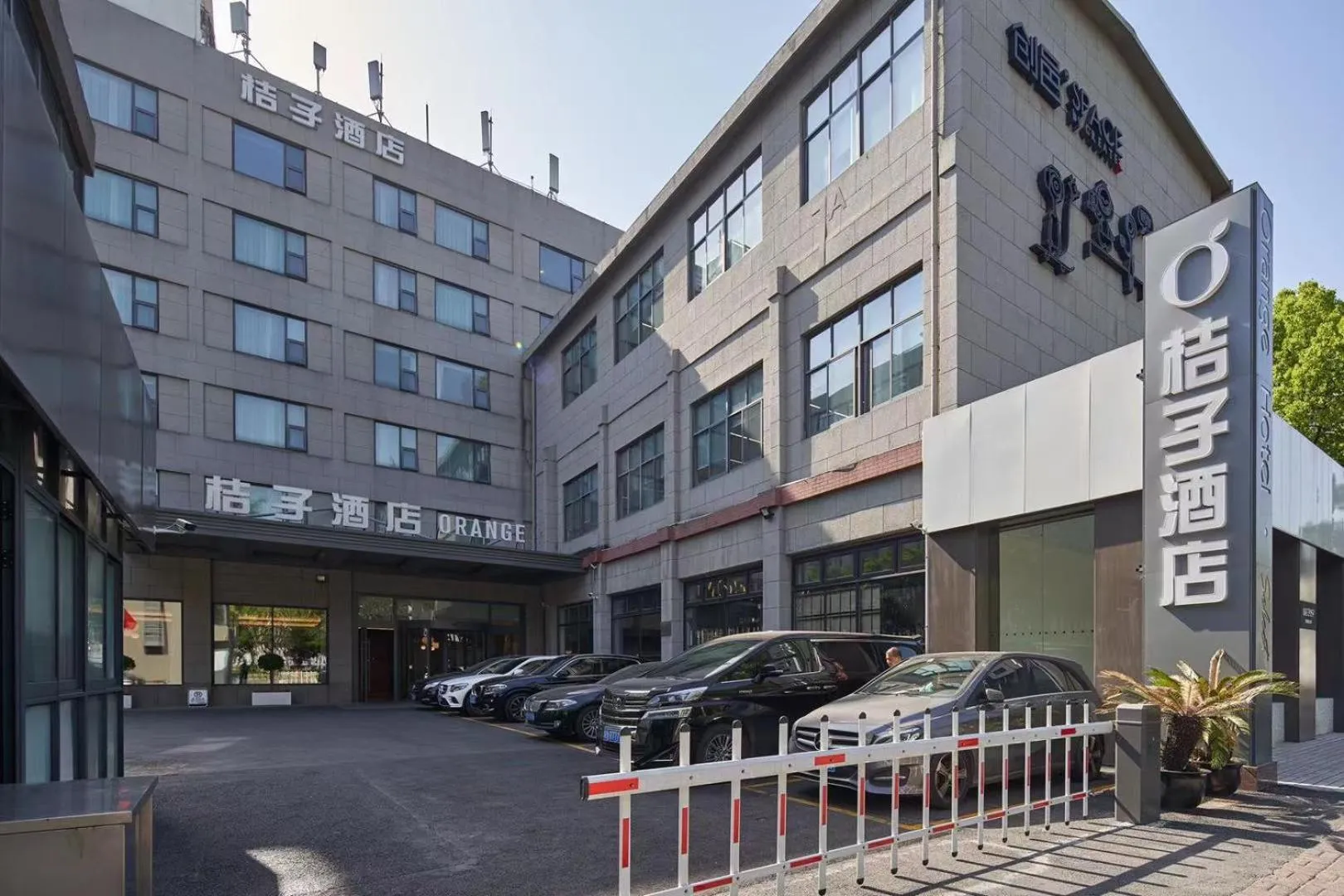 Property building in Orange Hotel Shanghai Xujiahui Caobao Road Subway Station