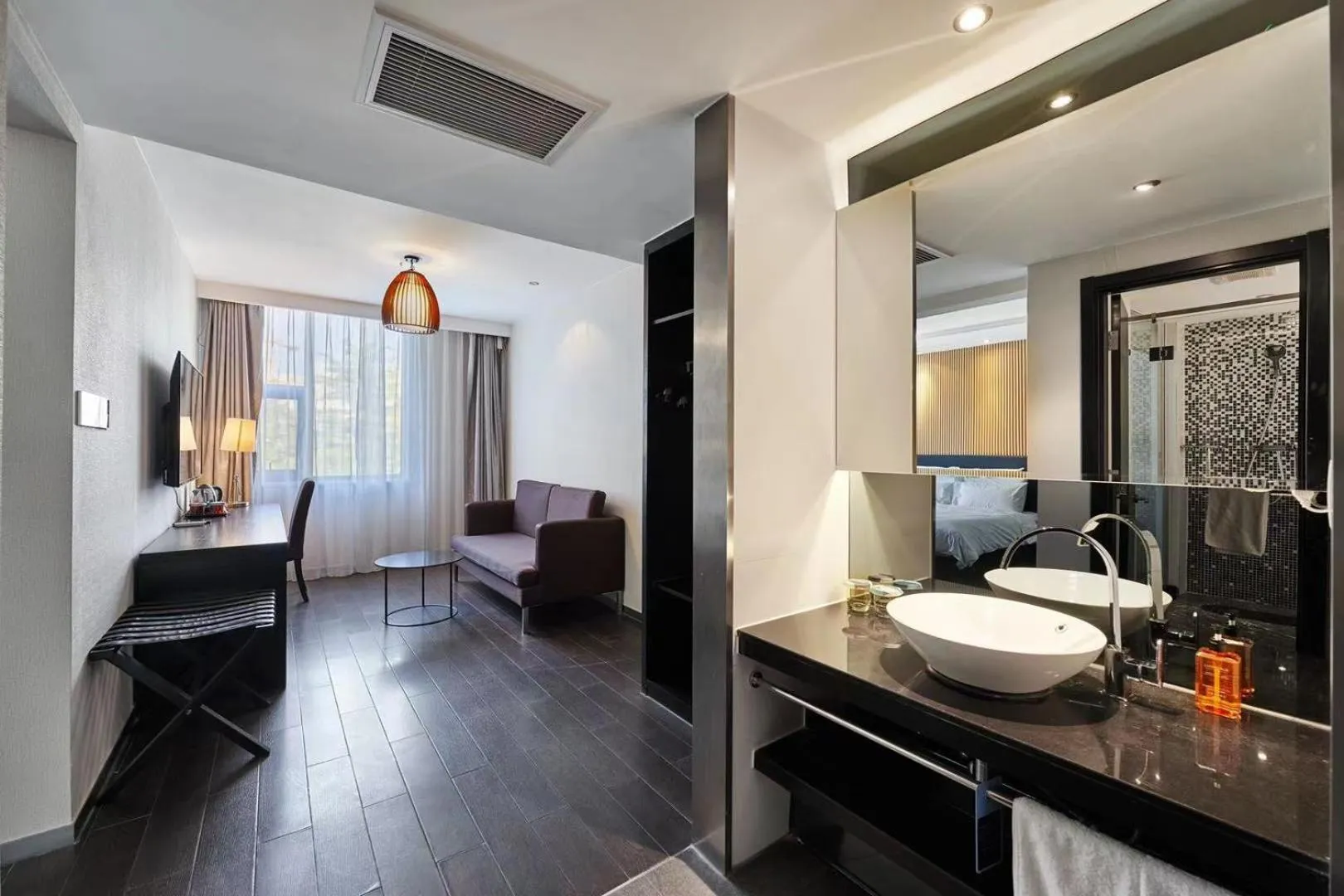 On site, Bed in Orange Hotel Shanghai Xujiahui Caobao Road Subway Station