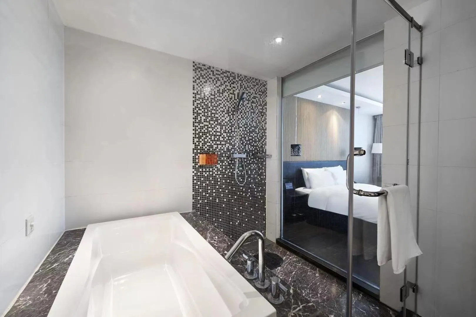 On site, Bed in Orange Hotel Shanghai Xujiahui Caobao Road Subway Station