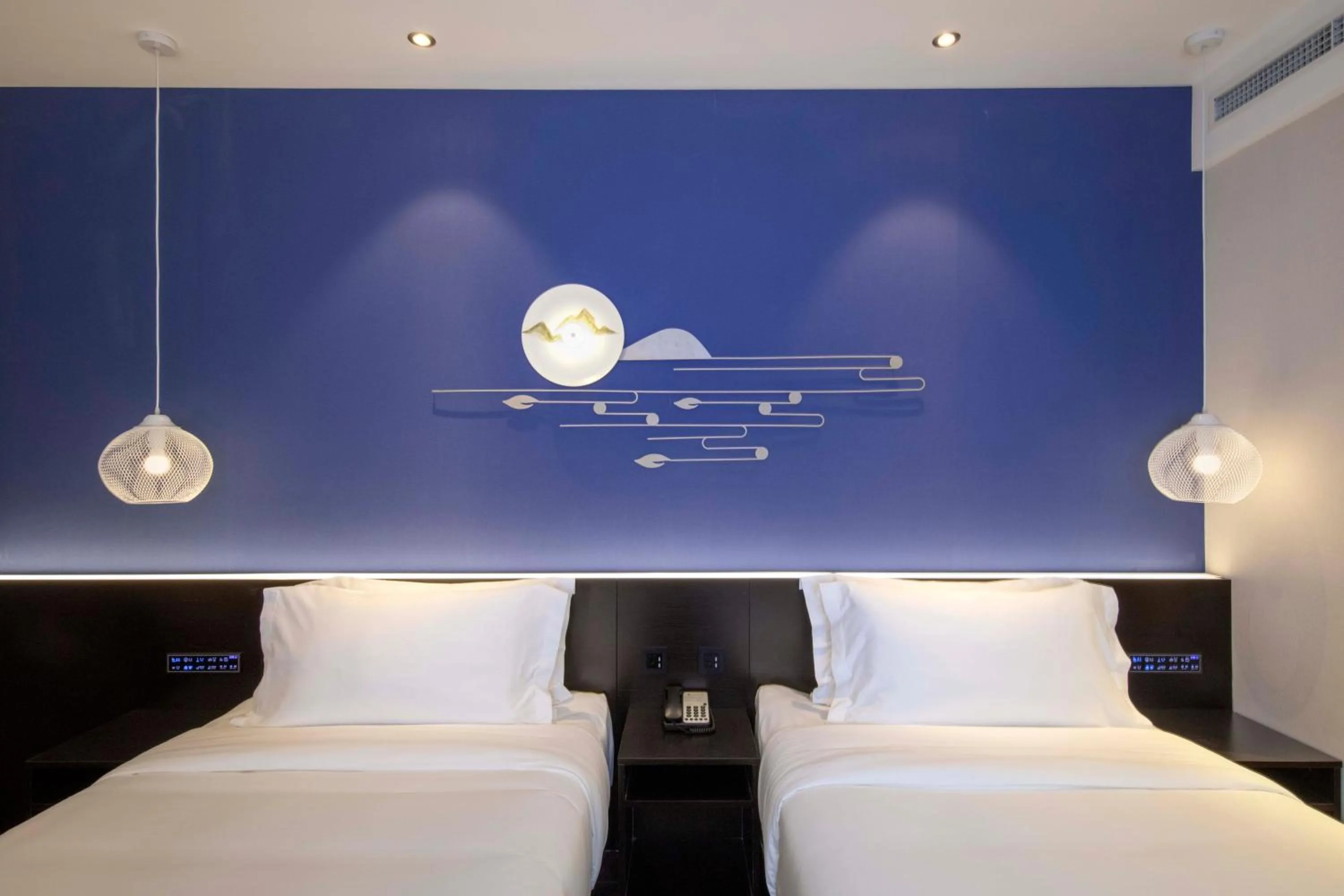 Bed in Orange Hotel Shanghai Hongqiao Railway Station Qixin Road (formerly Hongqiao National Exhibition and Convention Center Qixin Road Branch)