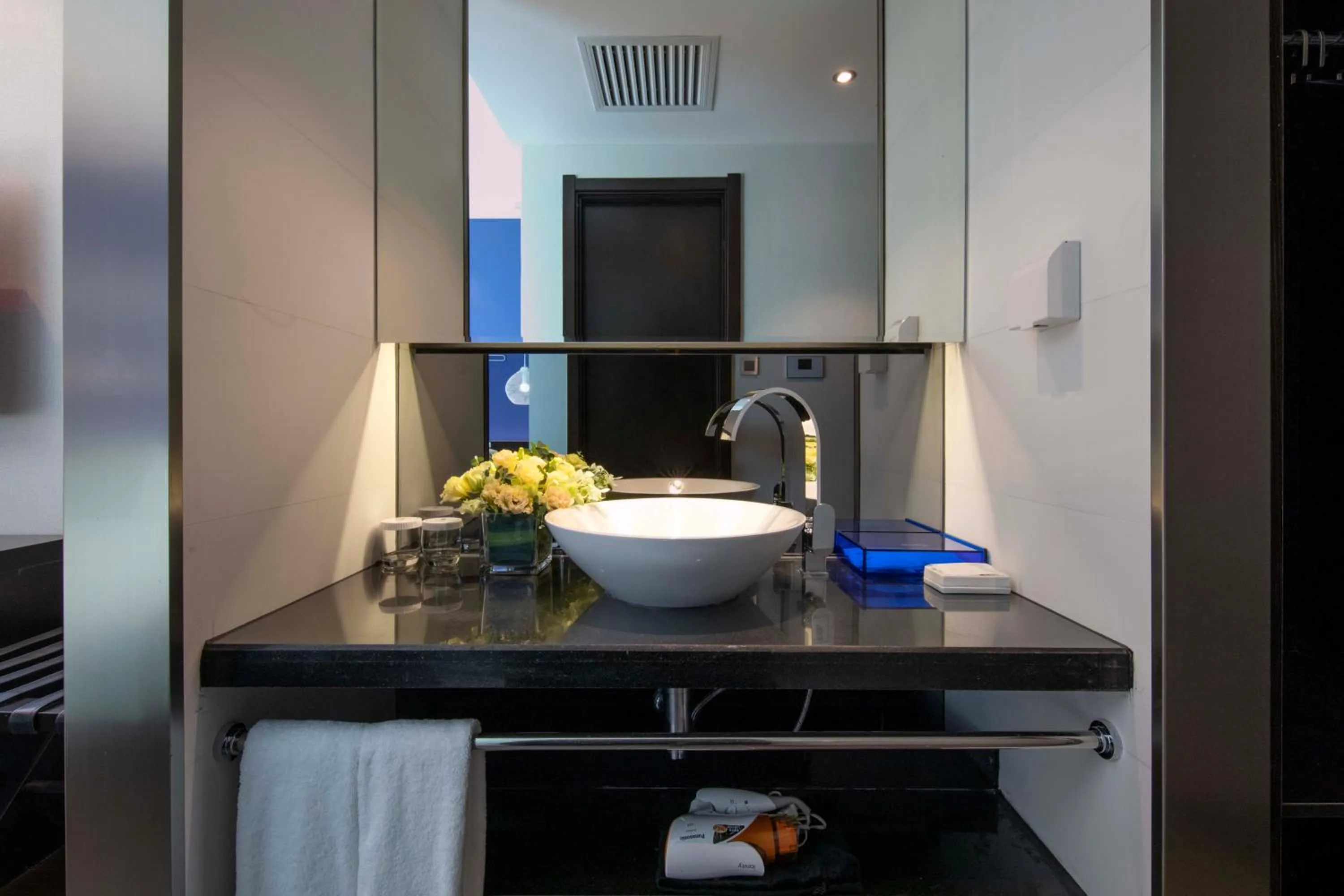 Toilet in Orange Hotel Shanghai Hongqiao Railway Station Qixin Road (formerly Hongqiao National Exhibition and Convention Center Qixin Road Branch)