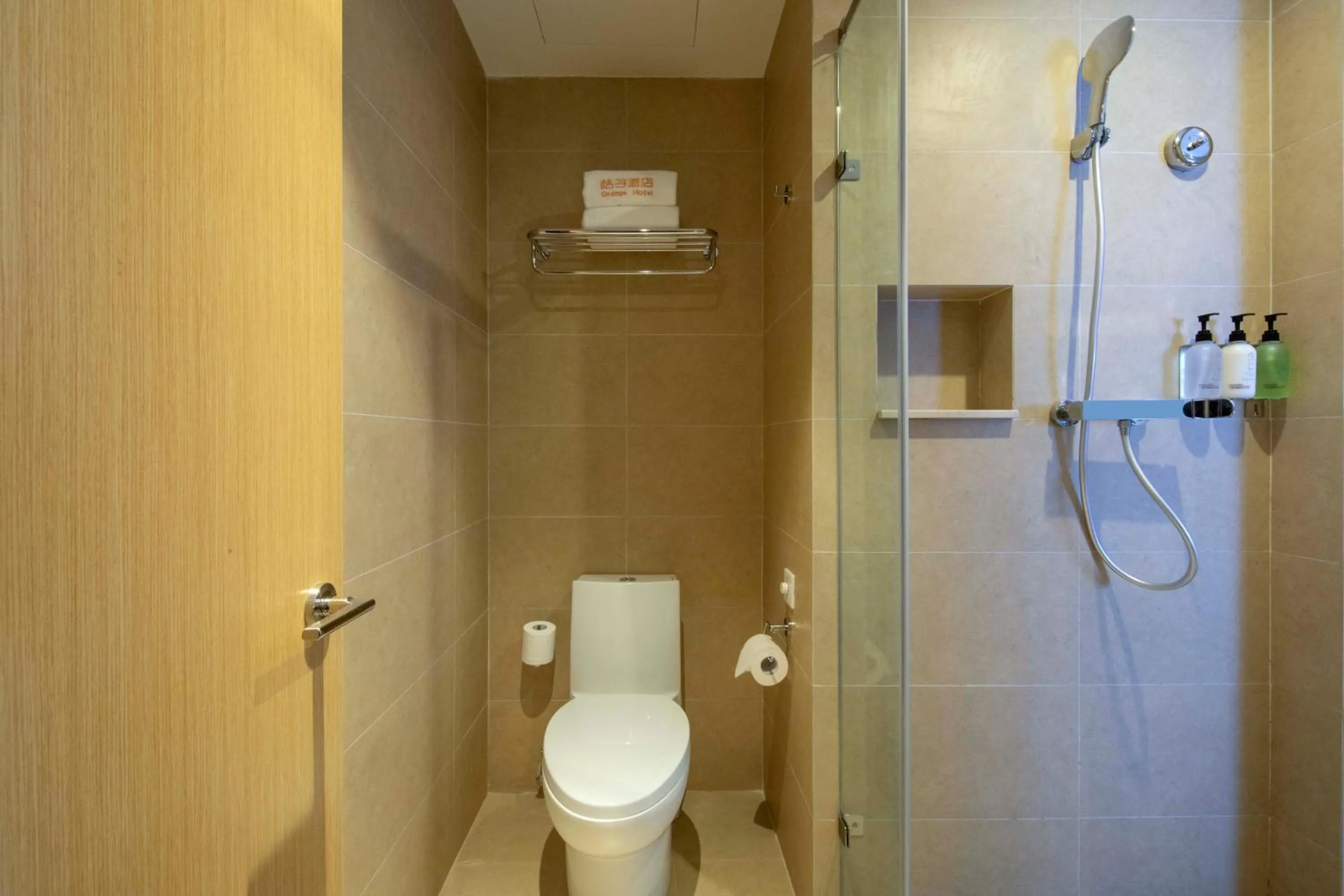 Toilet in Orange Hotel Shanghai Hongqiao Railway Station Qixin Road (formerly Hongqiao National Exhibition and Convention Center Qixin Road Branch)