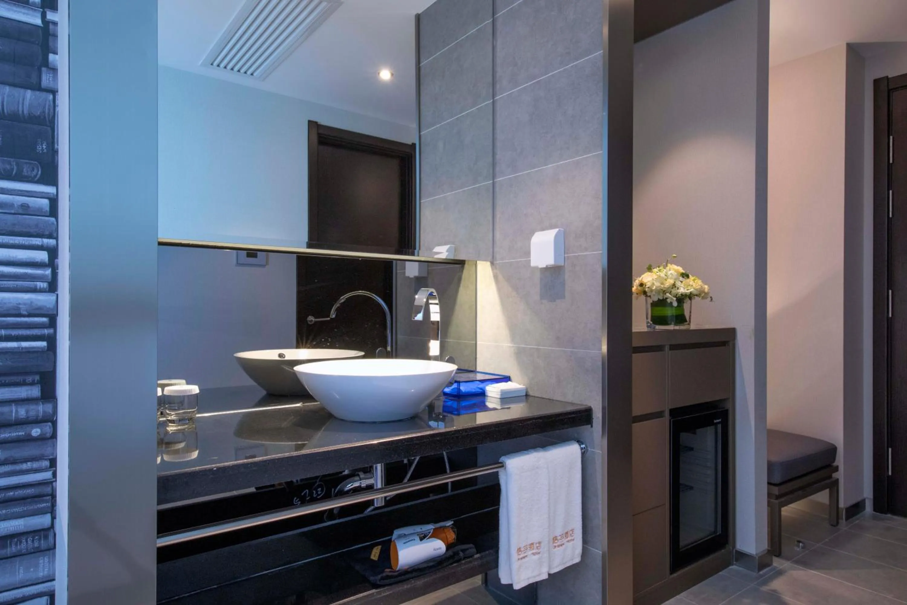 Bathroom in Orange Hotel Shanghai Hongqiao Railway Station Qixin Road (formerly Hongqiao National Exhibition and Convention Center Qixin Road Branch)